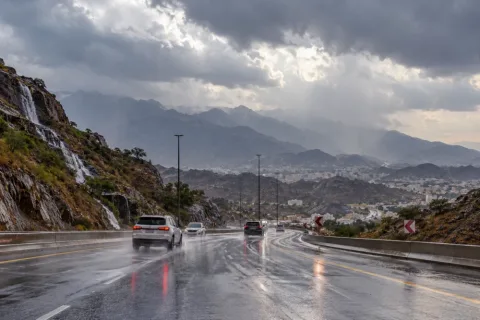 أمطار غزيرة وسيول تضرب 9 مناطق سعودية واضطراب شديد في حركة البحار