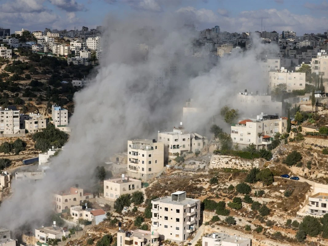تسوية منازل فلسطينية بالخليل بعد تفجيرها واستمرار الحصار العسكري لليوم الثامن
