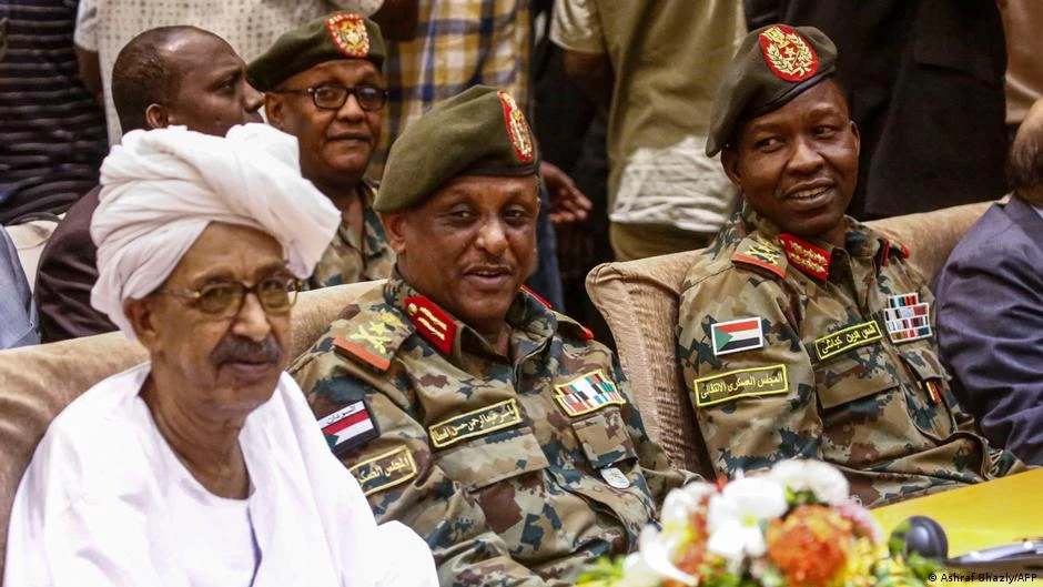 محكمة أبوظبي تصدر أحكاماً بالمؤبد والسجن لمدانين بتهريب أسلحة سودانية